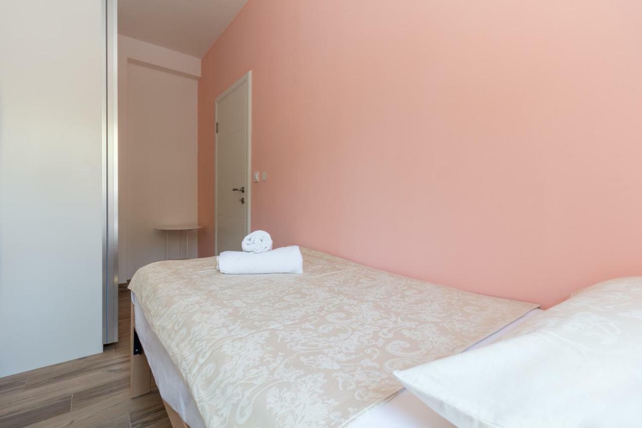 Apartments Beach House Villa Premantura Exterior photo